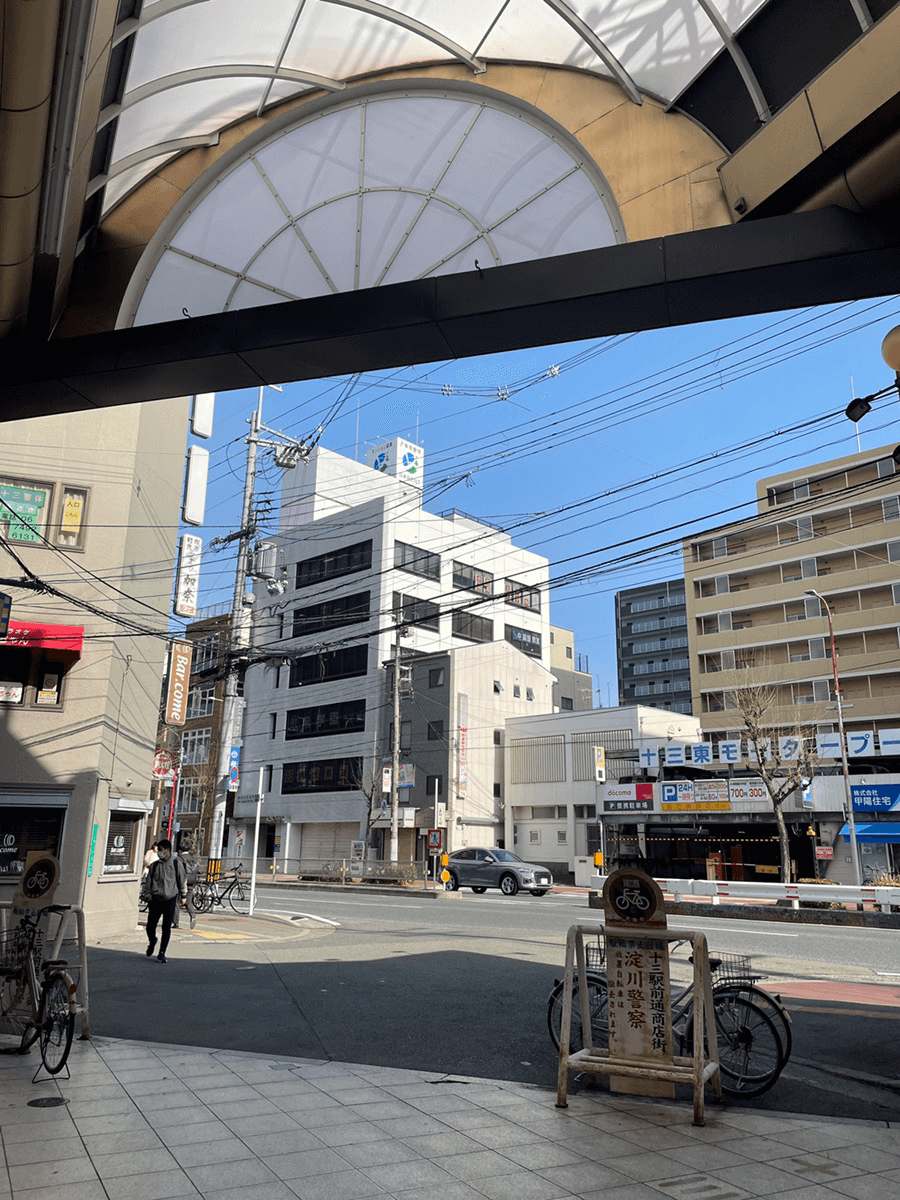 アーケードの出口まで直進する