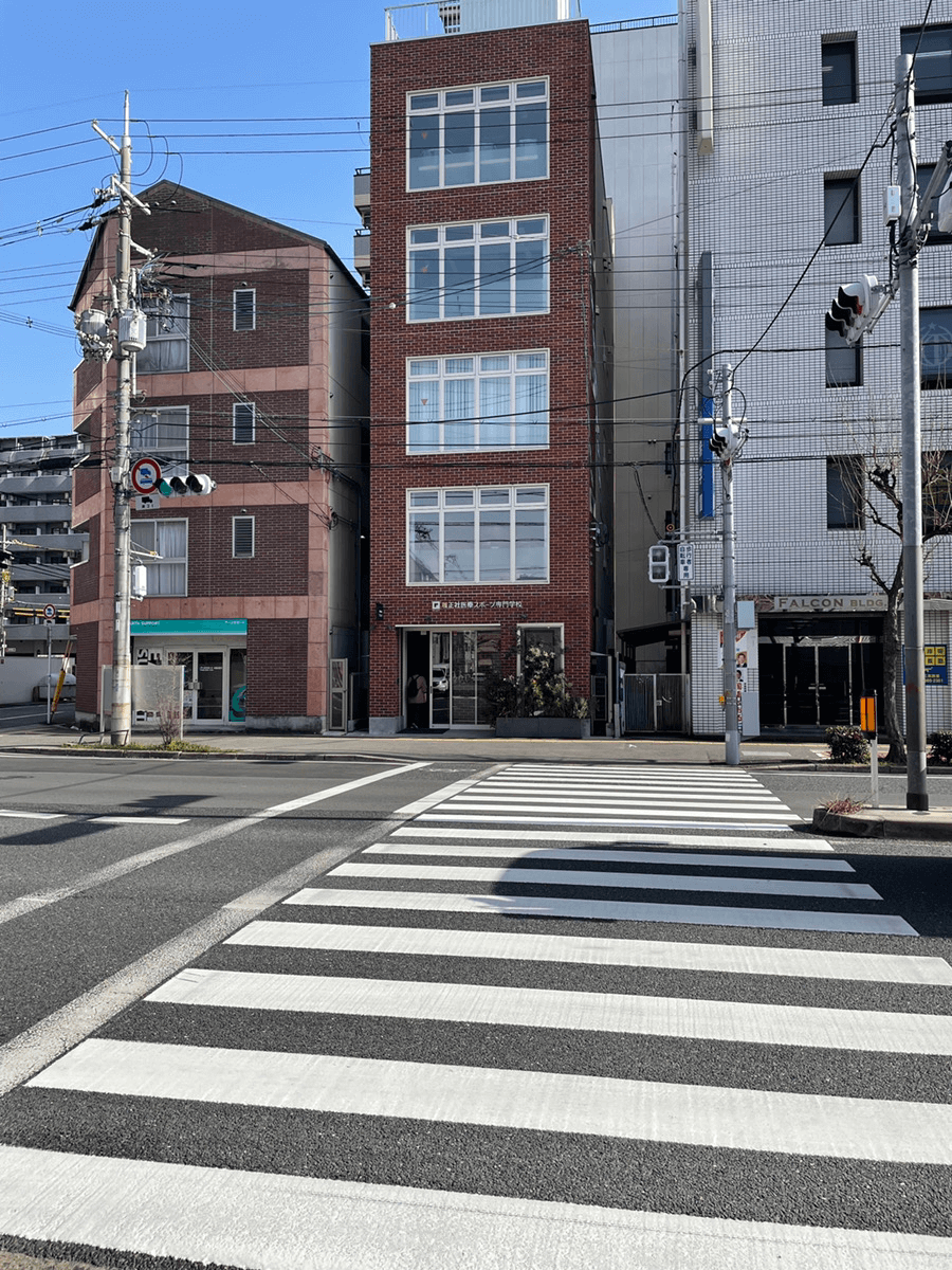そのまま大通り（府道16号）に沿って北東へ進み、最初の横断歩道を渡る