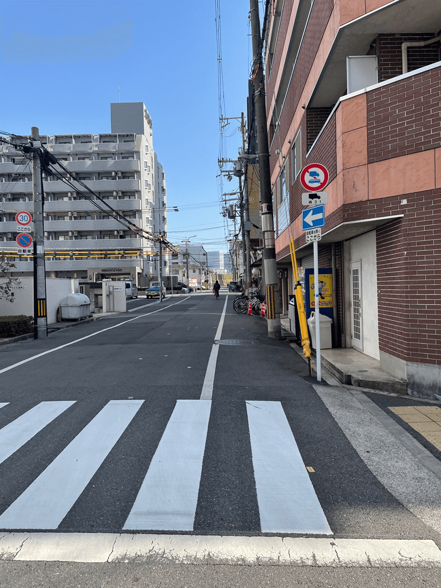 横断歩道を渡ってすぐの脇道に入る