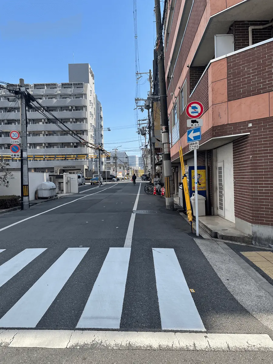 横断歩道を渡ってすぐの脇道に入る