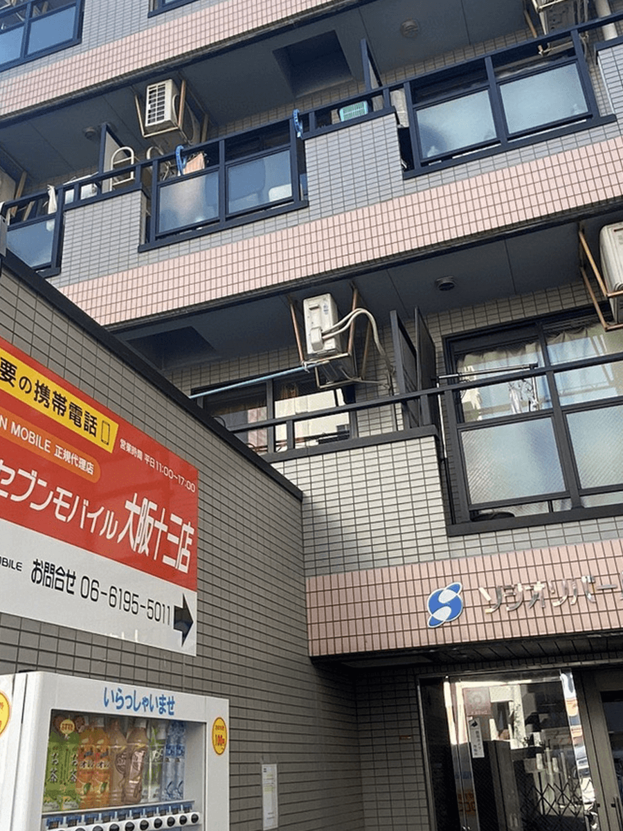 右手に見える焼肉屋「武蔵」の奥、「ソシオリバーハイツ」に入る